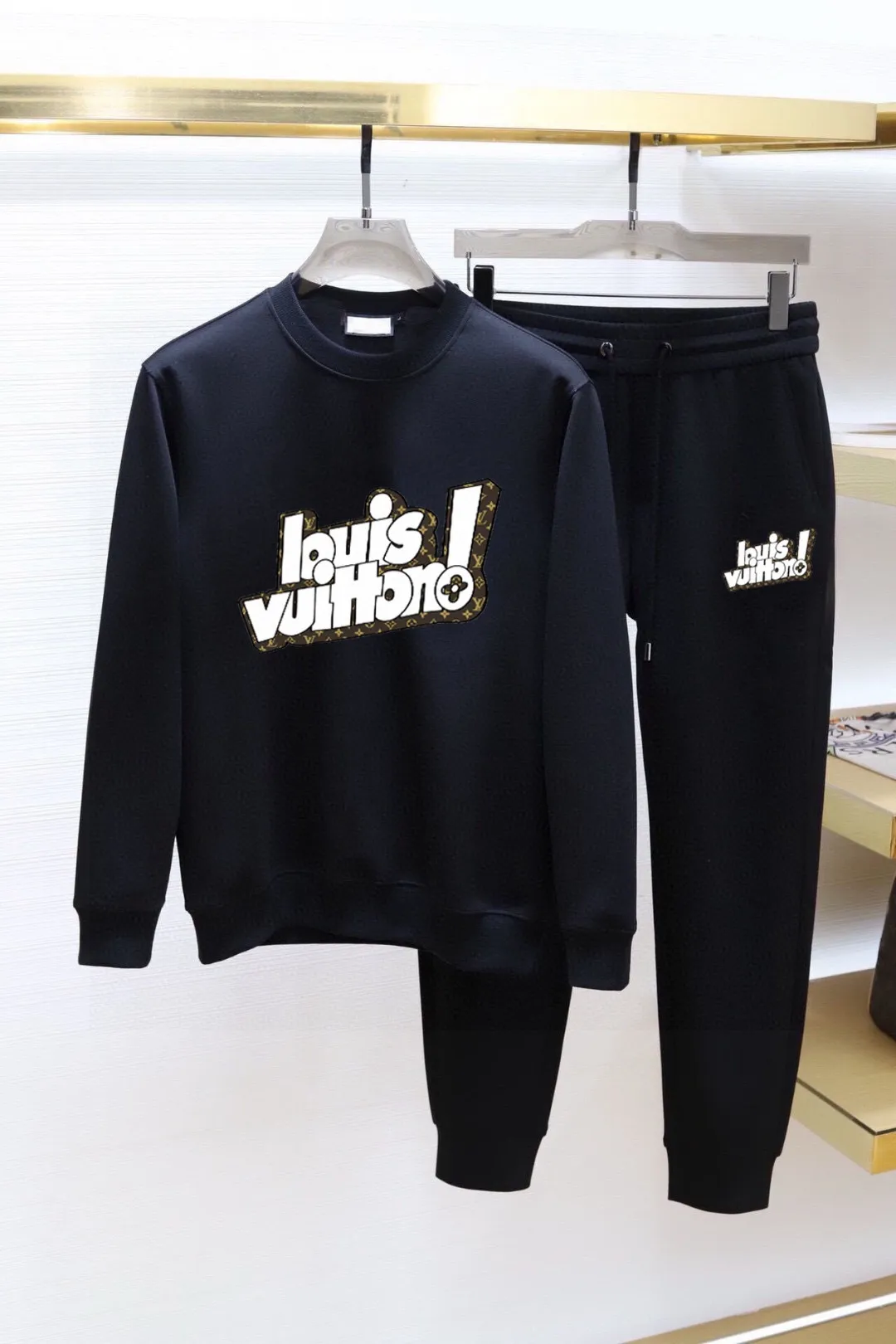 🅿️380 [LV Louis Vuitton] (Fat Man Gospel) hot-selling suit is coming. Focus on the original version of the official website. 2025 new hot-selling sweatshirt suit. The original order is the best. 🇭🇰The meticulous work of top designers is dedicated to a fitting and perfect upper body effect. All-natural high-quality Roman cotton 100%, close-fitting comfort, noble and elegant! Original hardware embodies elegance and nobility! Counter size: M-5XL (maximum wear up to 220 pounds)